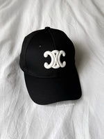 CASQUETTE NOIRE ET BLANCHE (C)*