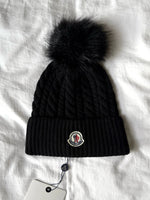 BONNET NOIR À POMPON*