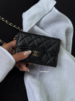 PORTE-CARTES NOIR À BANDOULIÈRE DORÉE