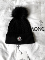 BONNET NOIR À POMPON*