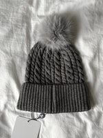 BONNET GRIS À POMPON