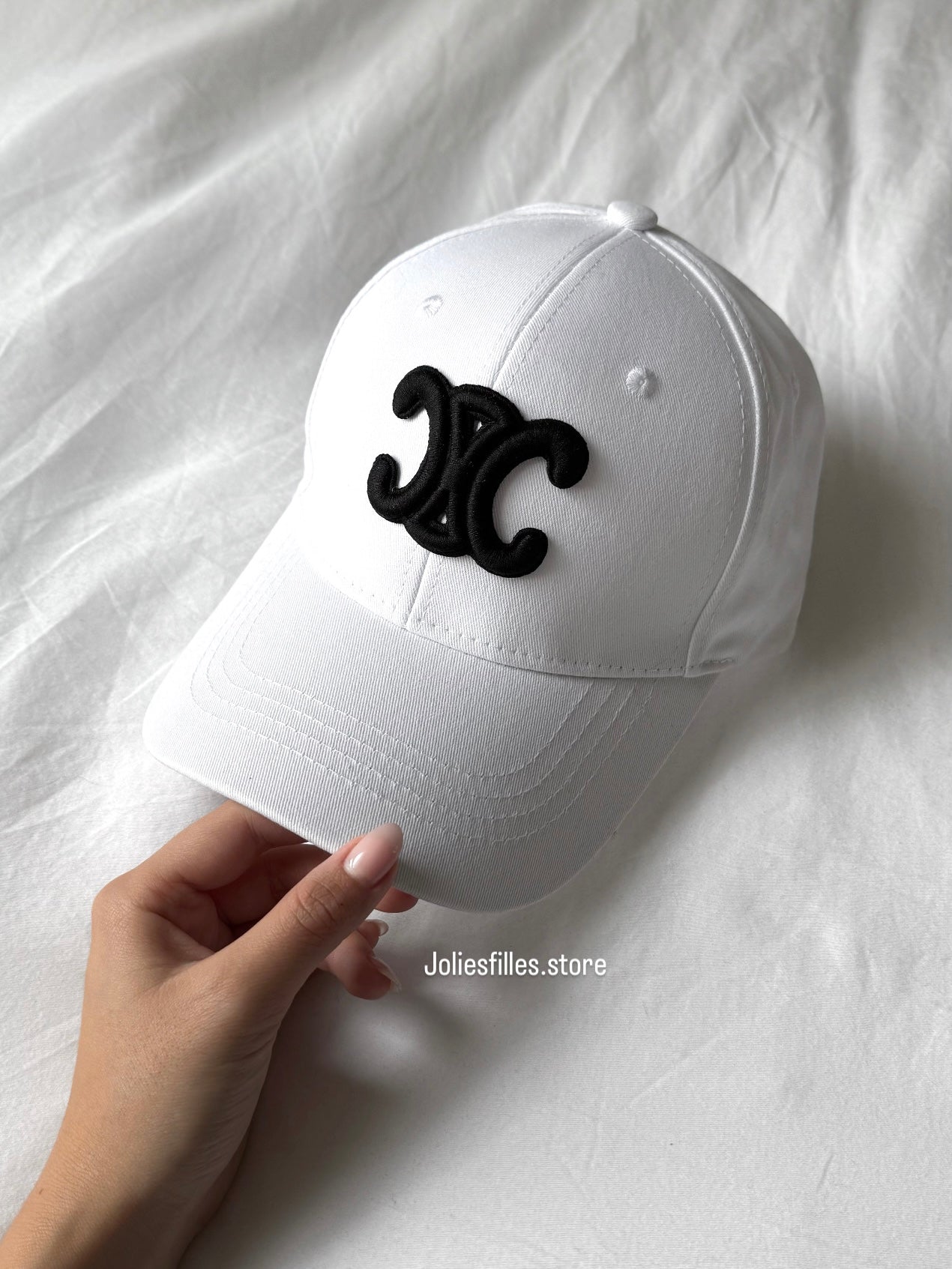 CASQUETTE BLANCHE ET NOIRE (C)*