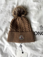 BONNET MARRON À POMPON*