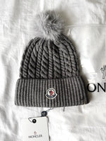 BONNET GRIS À POMPON