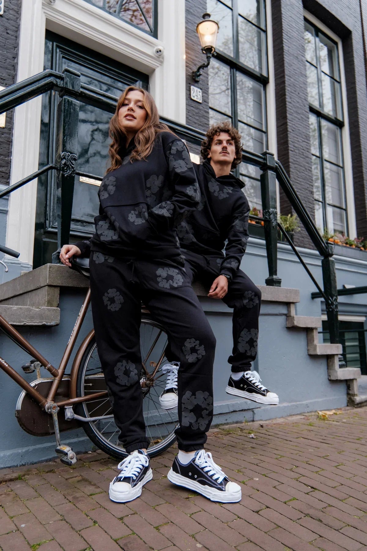 DT THE COTTON WREATH HOODIE BLACK MONOCHROME