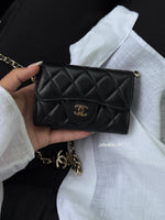 PORTE-CARTES NOIR À BANDOULIÈRE DORÉE