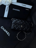 POCHETTE NOIRE AVEC CHAÎNE ARGENTÉ