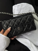 POCHETTE NOIRE AVEC CHAÎNE ARGENTÉ
