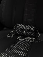 POCHETTE NOIRE AVEC CHAÎNE ARGENTÉ