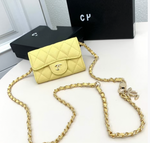 PORTE-CARTES JAUNE GRAINÉ À BANDOULIÈRE DORÉ