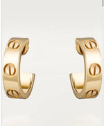 C Small earrings gold