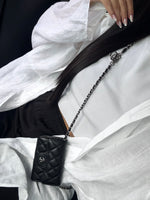 PORTE-CARTES NOIR À BANDOULIÈRE ARGENTÉ