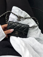 PORTE-CARTES NOIR À BANDOULIÈRE ARGENTÉ