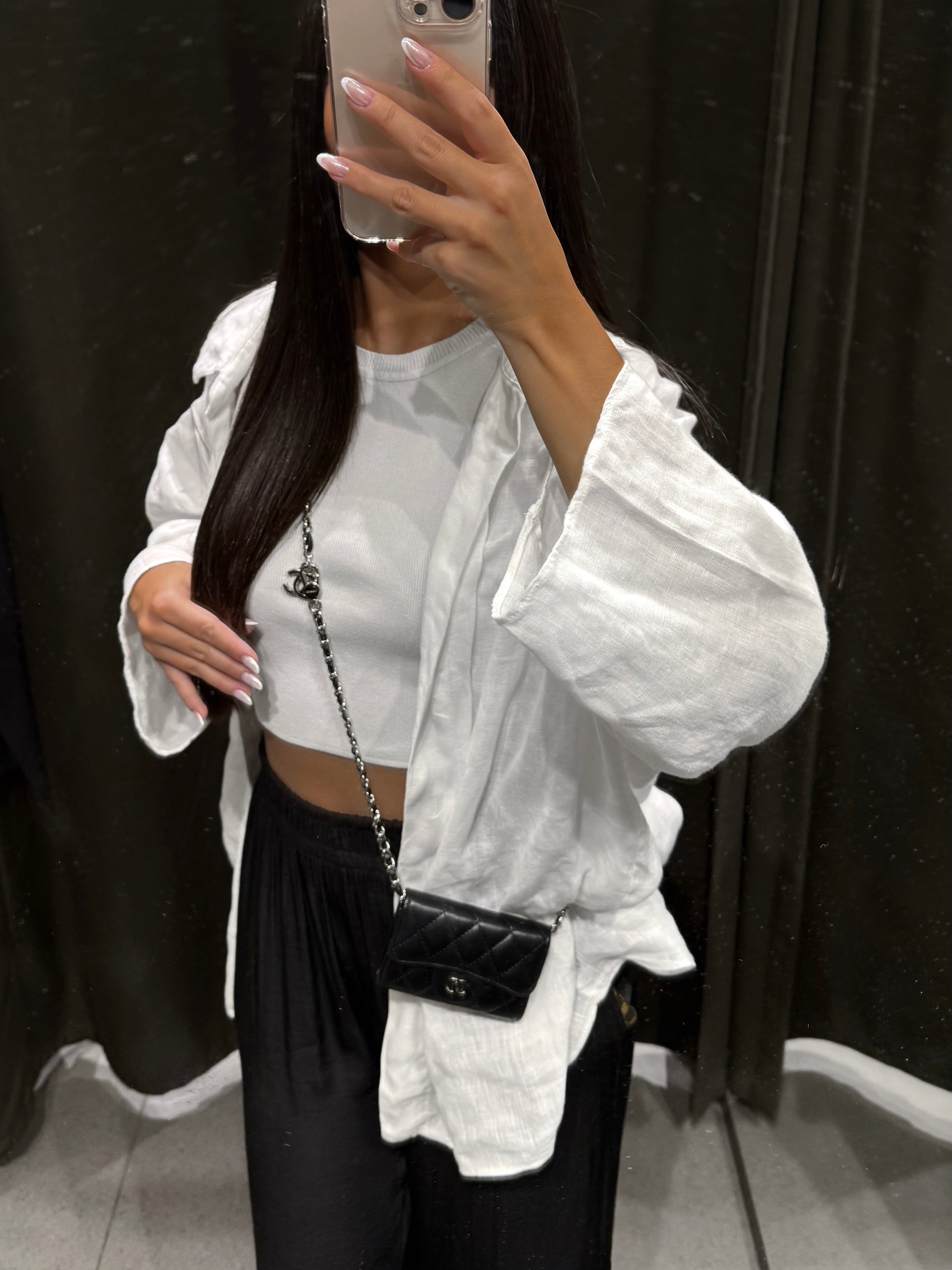 PORTE-CARTES NOIR À BANDOULIÈRE ARGENTÉ