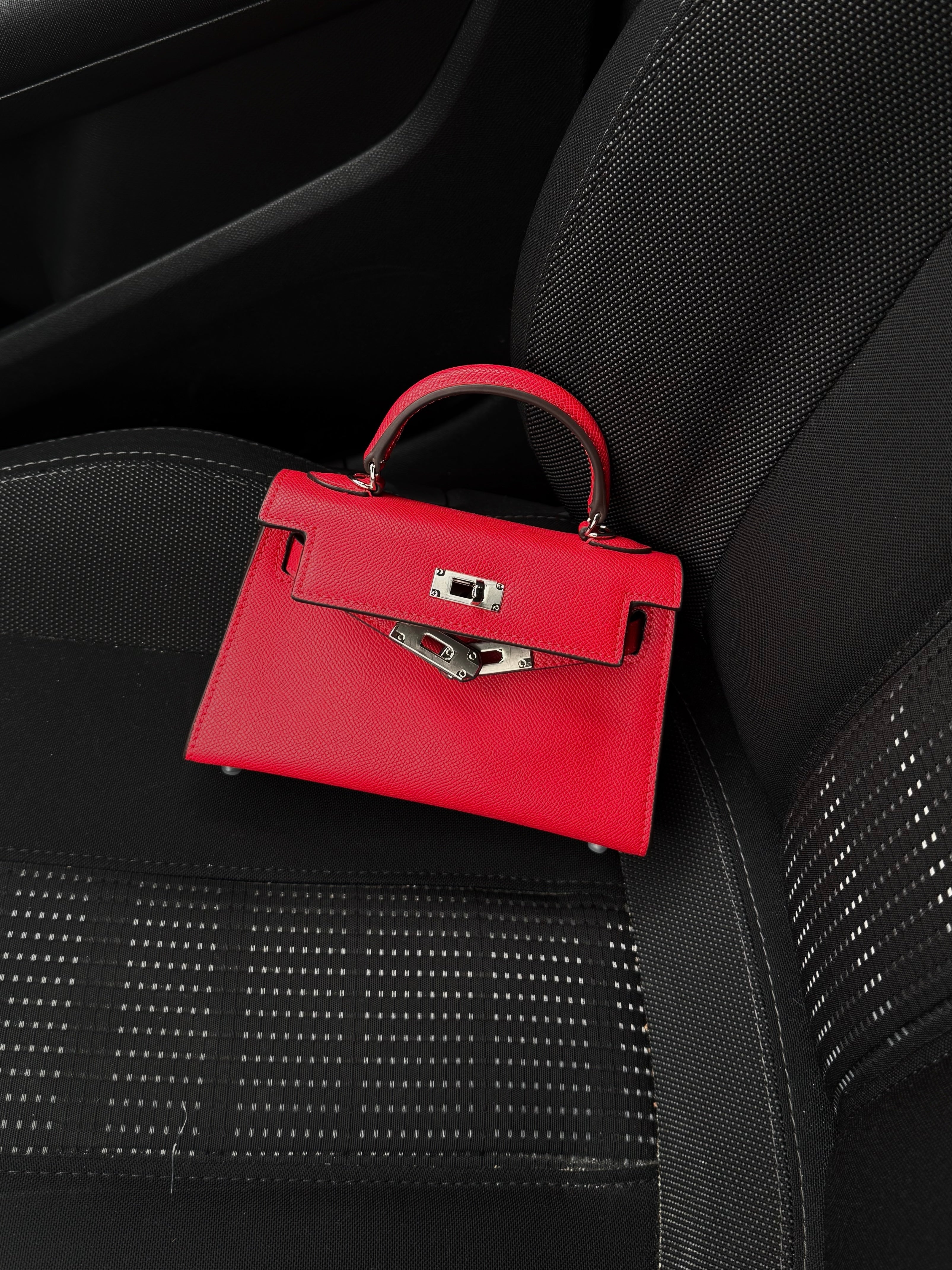 PETIT SAC ROUGE CARPET À BANDOULIÈRE