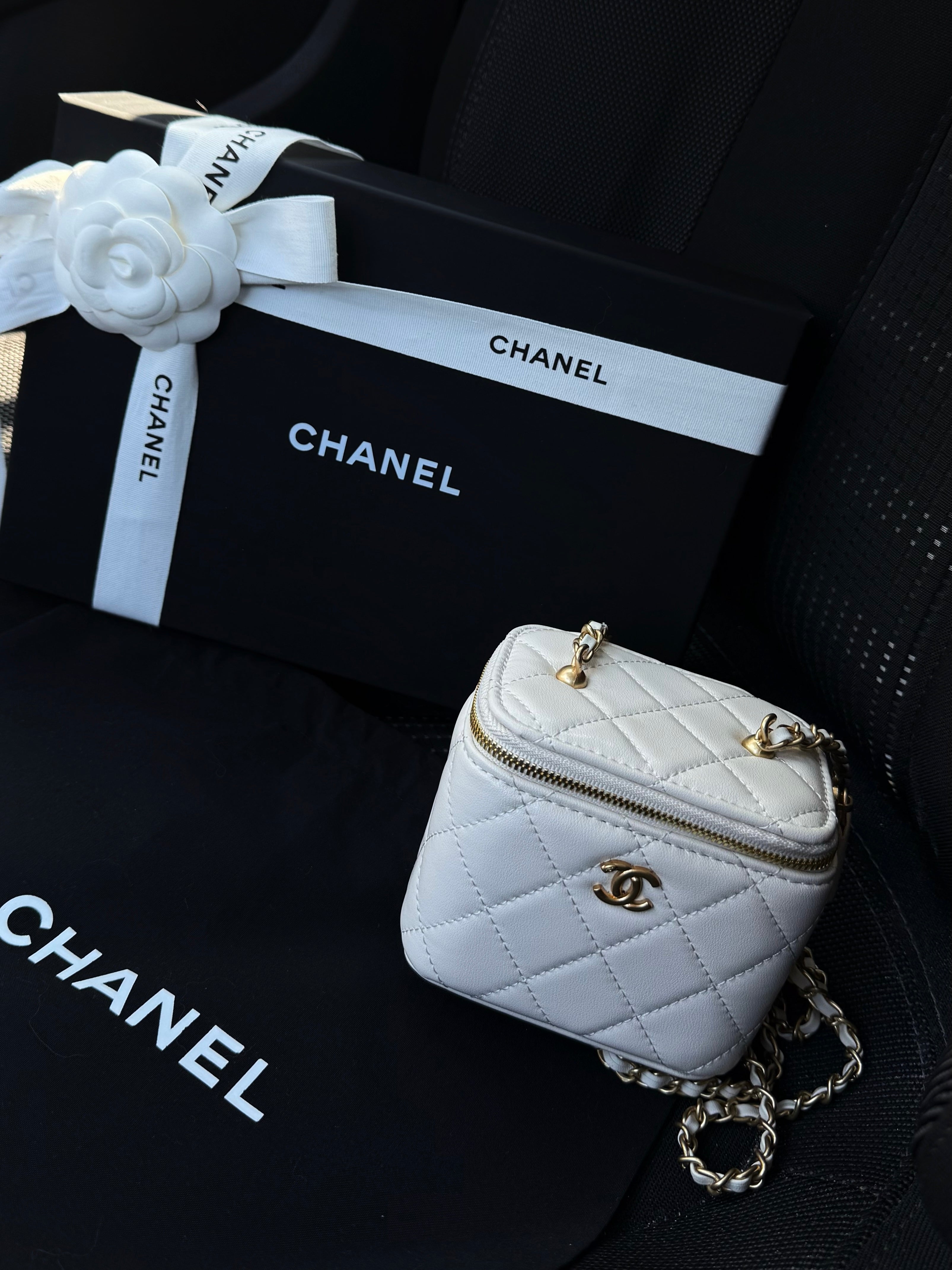PETIT VANITY BLANC AVEC CHAÎNE*